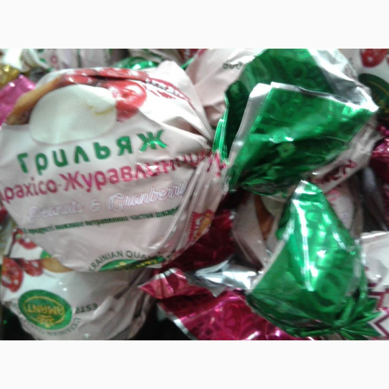 Фото 7. Чернослив в шоколаде. шоколадные конфеты в ассортименте