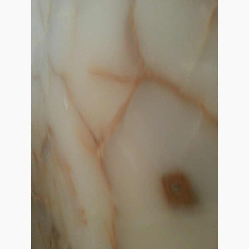 Фото 2. Оникс - полудрагоценный мрамор в слябах толщиной : 20 мм, 30 мм., 50 мм., и в изделиях